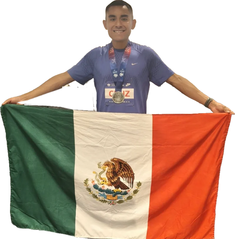 Jorge con la bandera de México y su medalla del Maratón de Chicago