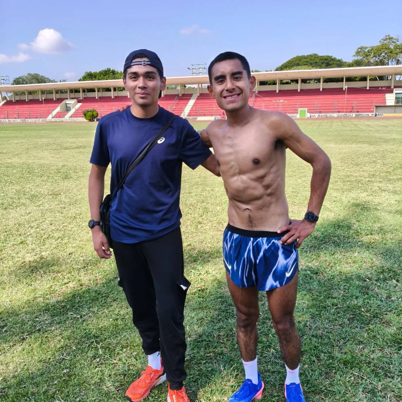 Jorge con un compañero en el estadio tras entrenar