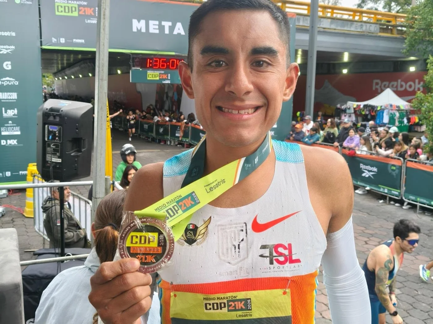 Jorge con su medalla de finisher del Medio Maratón CDP 21K