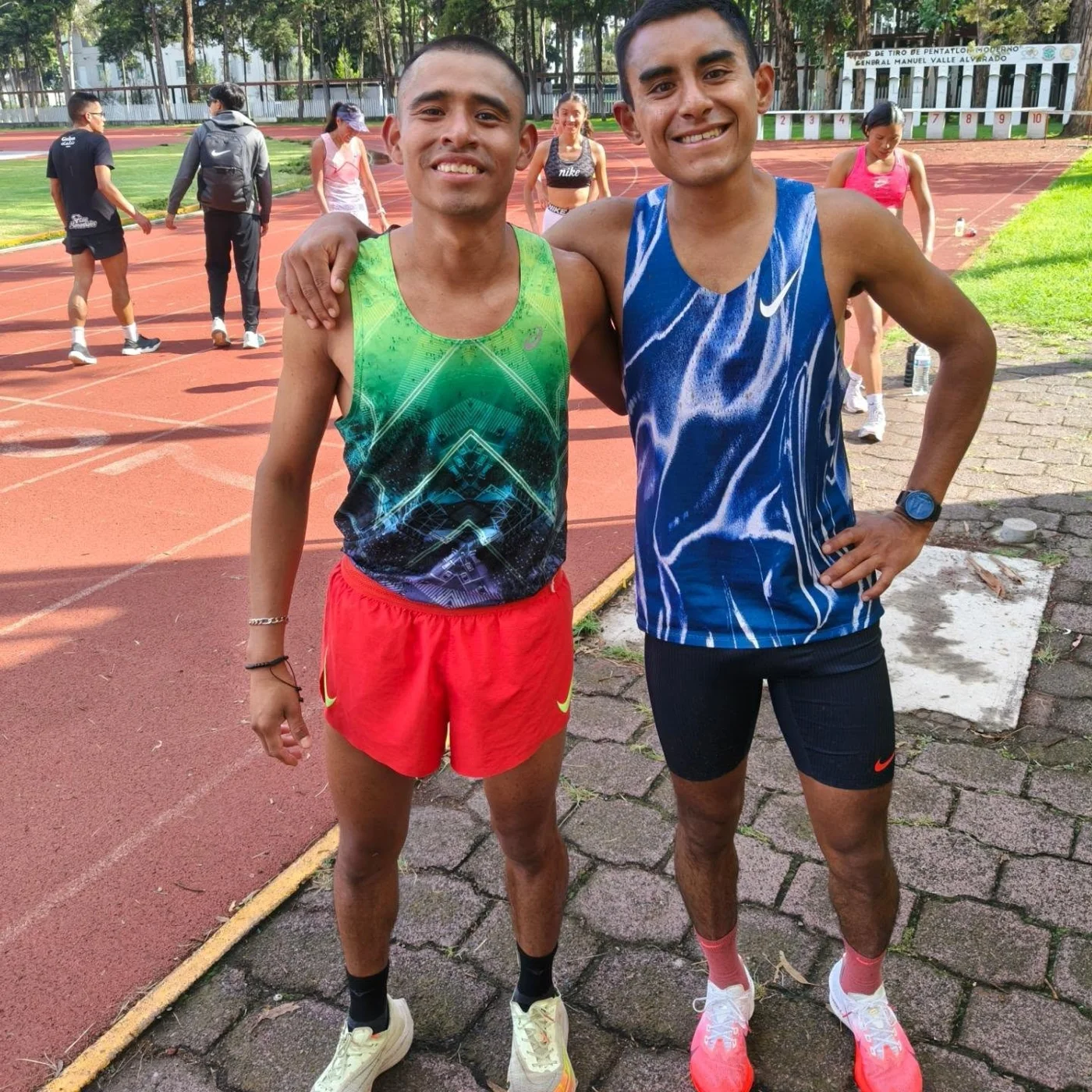 Jorge con un compañero en la pista de atletismo