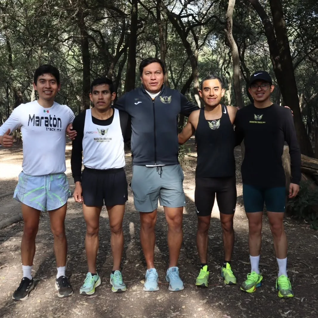 Jorge con el equipo Maratón Track MX en el bosque
